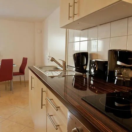 Quaint In With Garden Apartment *